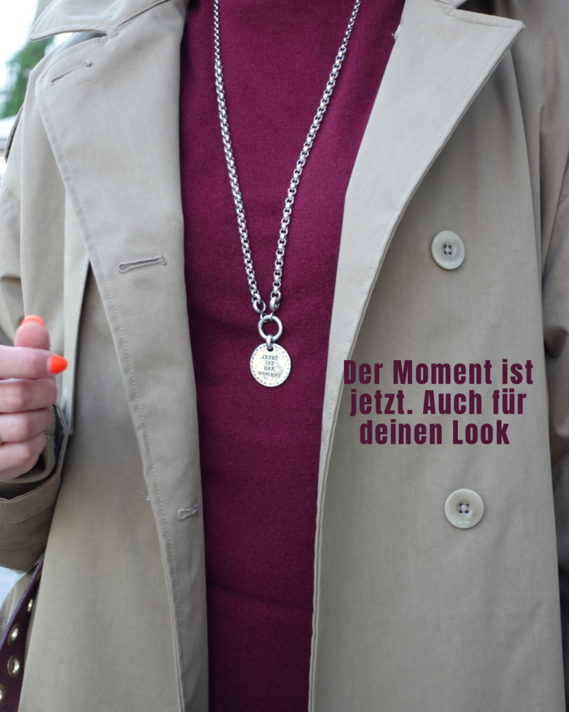 Moderner Look über 50 – Trenchcoat Dark Sand mit bordeauxfarbenen Akzenten.
