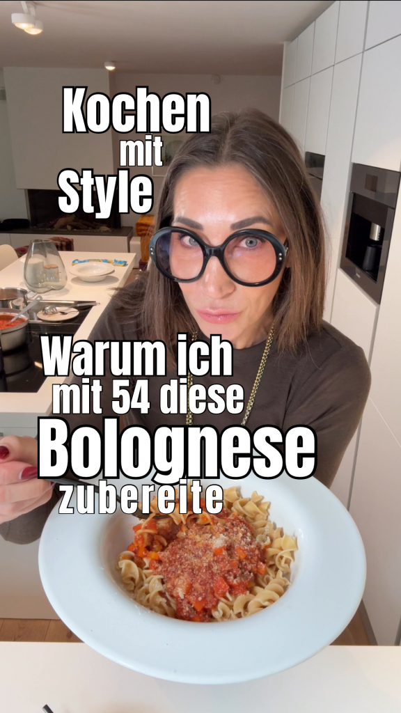 Bolognese mit Linsen-Spaghetti auf einem Teller serviert von Swaantje Taube
