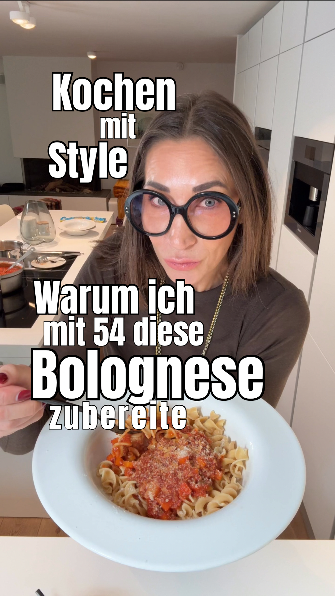 Bolognese mit Linsen-Spaghetti auf einem Teller serviert von Swaantje Taube