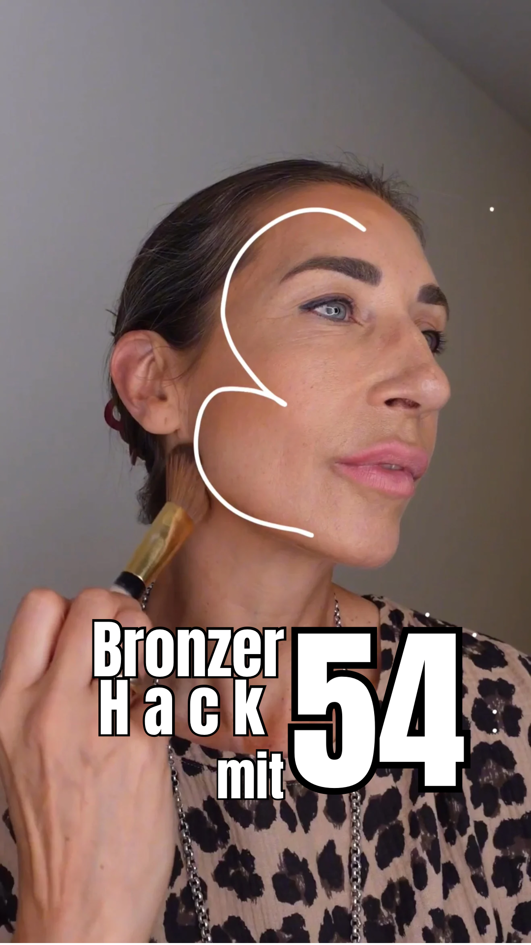 Frau 50+ zeigt den Beauty-Hack Bronzer ab 50 für Wärme, Kontur und natürlichen Glow