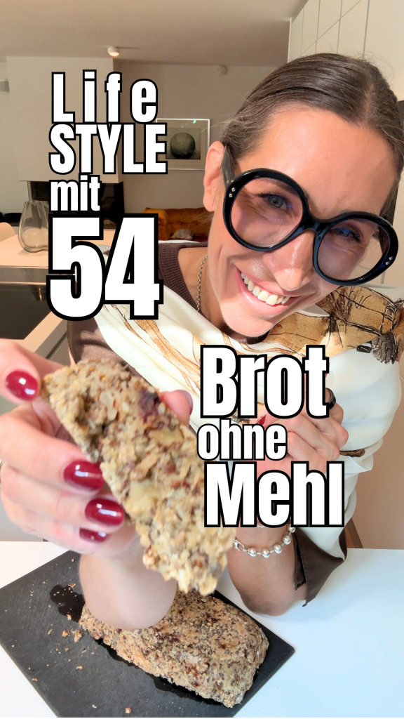 Brot ohne Mehl – Swaantje Taube hält selbst gebackenes Saatenbrot mit Datteln in die Kamera