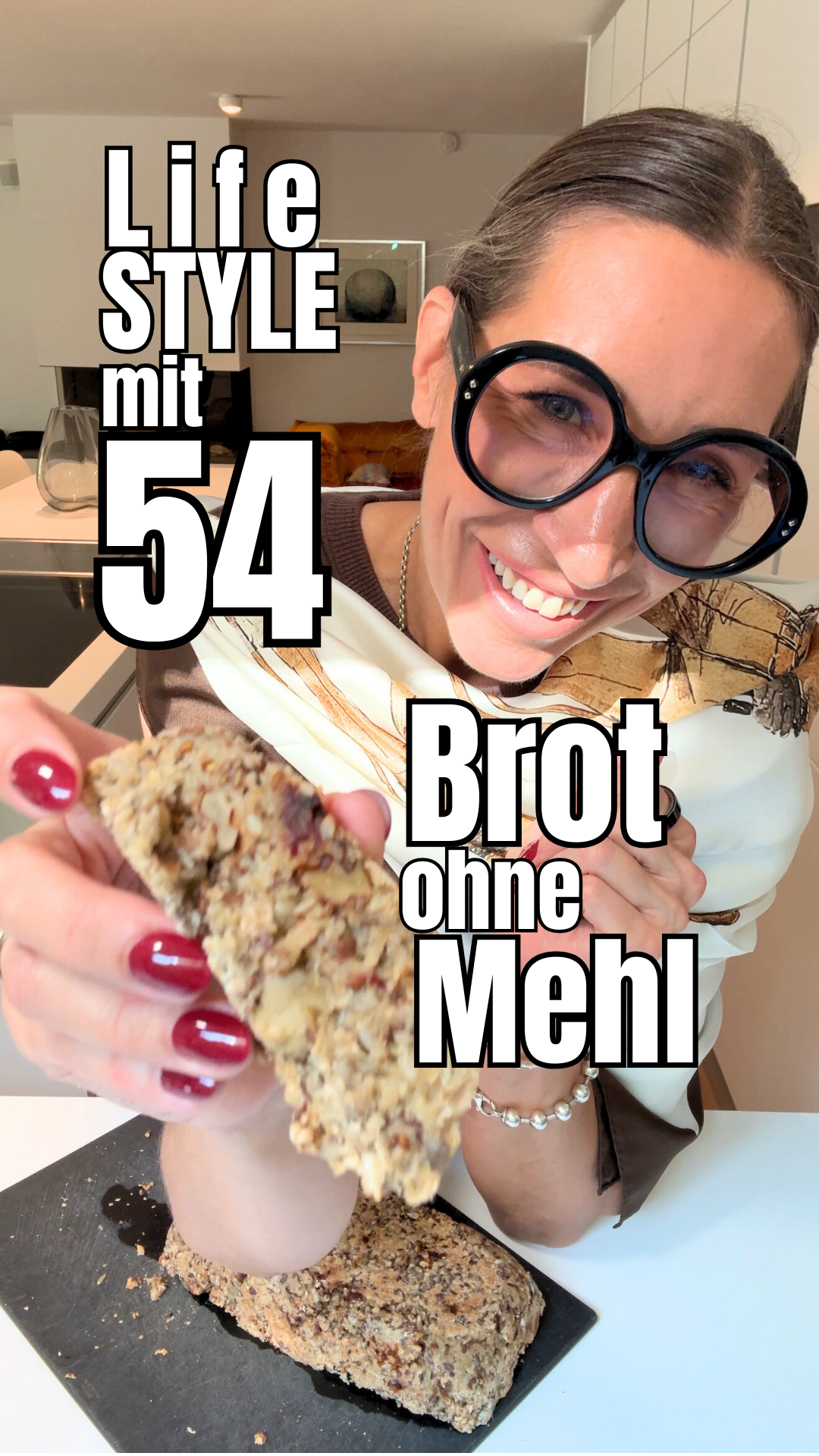Brot ohne Mehl – Swaantje Taube hält selbst gebackenes Saatenbrot mit Datteln in die Kamera