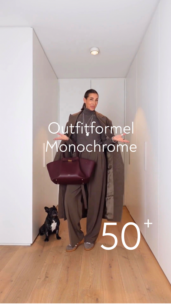 Swaantje Taube zeigt die Outfitformel monochromer Look mit Eyecatcher: braunes Outfit mit roter Tasche