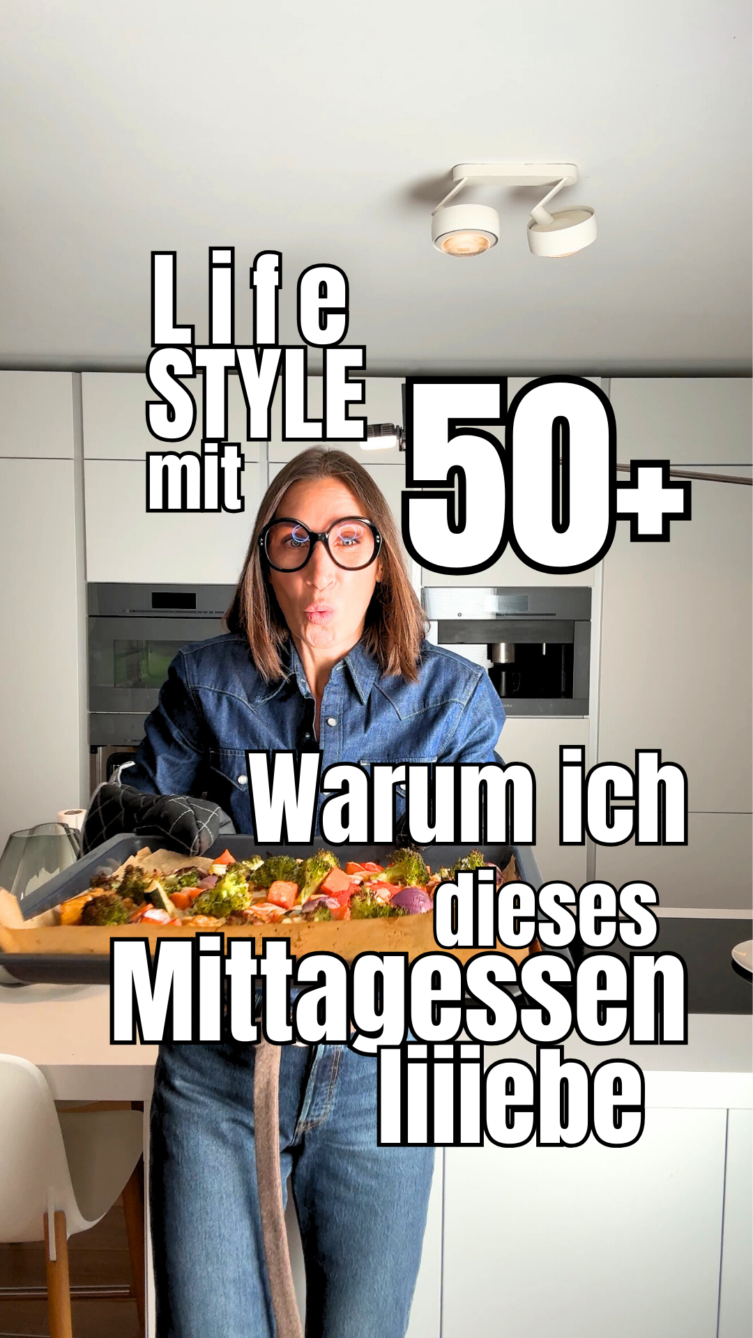 Ofengemüse mit Hähnchen und Kichererbsen auf einem Teller – gesundes Longevity-Rezept für Frauen 50+ von Swaantje Taube
