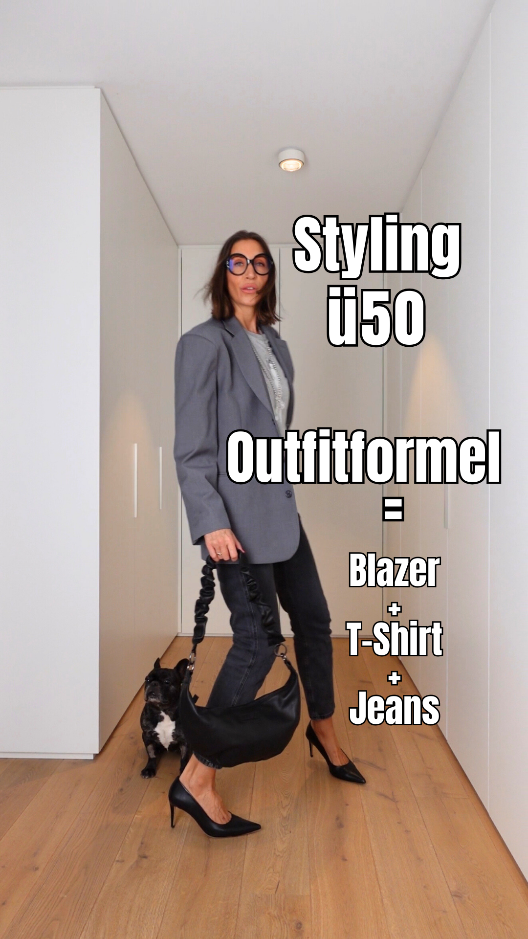 Outfitformel über 50: Swaantje Taube trägt Blazer, Jeans und T-Shirt in modernem Styling