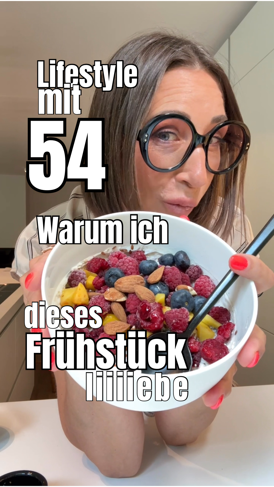 Proteinreiches Power Porridge mit Joghurt, Nüssen, Beeren und Ceylon-Zimt für Frauen in den Wechseljahren