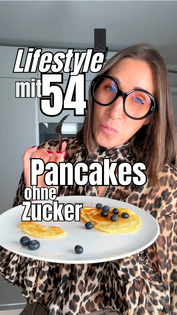 Protein Pancakes mit Vanille und Beeren – eiweißreiches Frühstück in den Wechseljahren, angerichtet auf einem Teller von Swaantje Taube