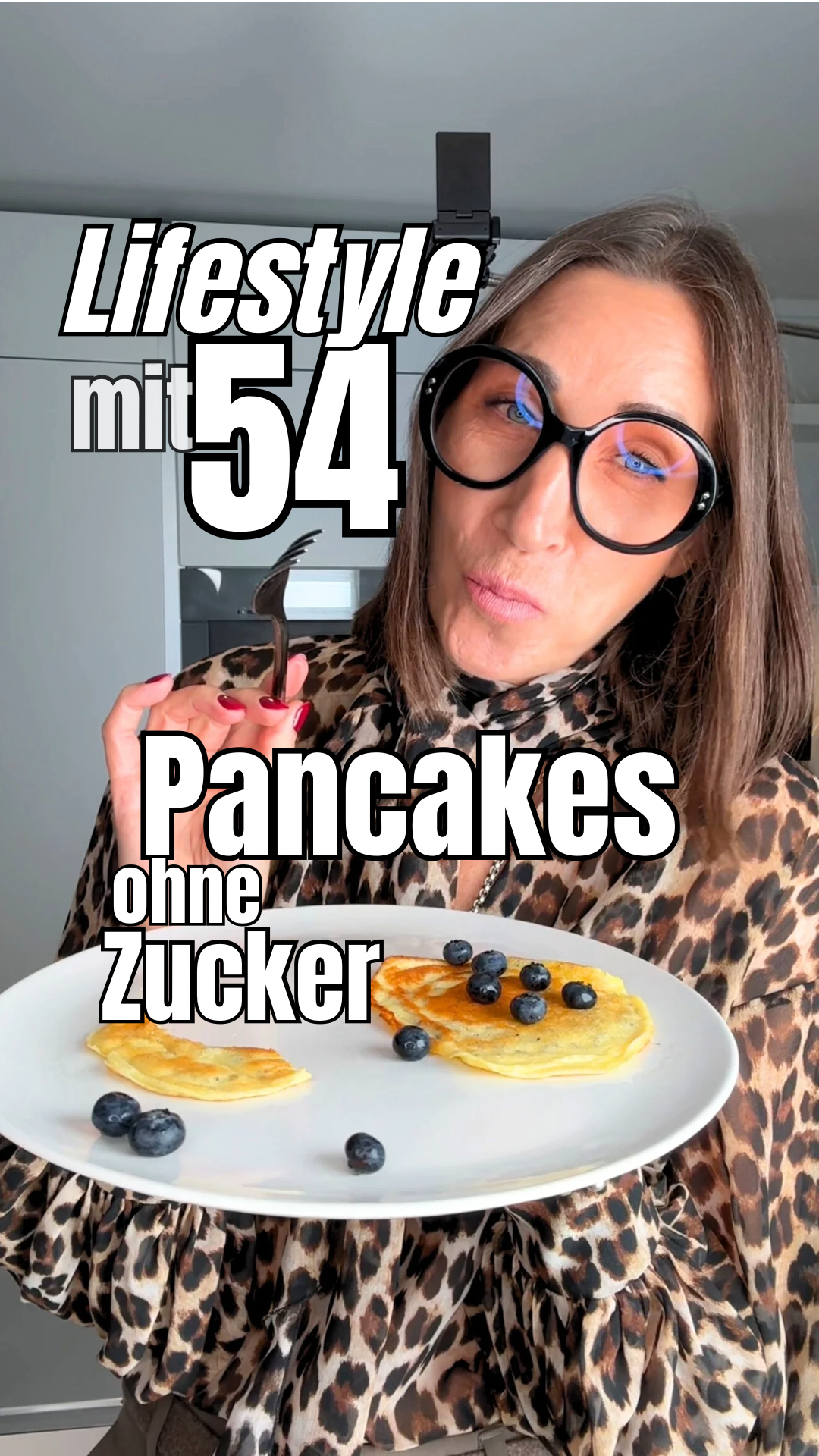 Protein Pancakes mit Vanille und Beeren – eiweißreiches Frühstück in den Wechseljahren, angerichtet auf einem Teller von Swaantje Taube