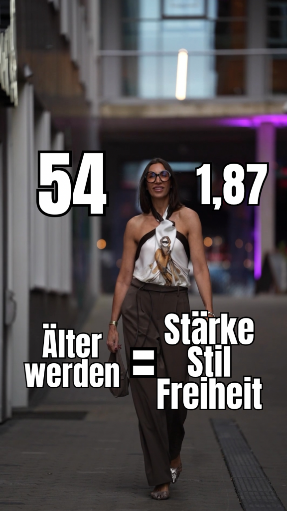 Streetstyle mit 54: Seidentuch, Hose & Tasche in Schoko-Tönen beim Myself Event in München.