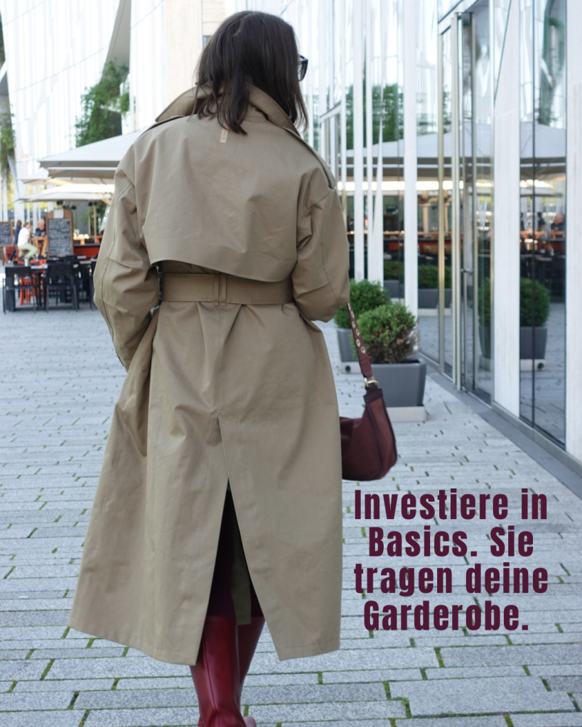 Mode über 50: Accessoires in Bordeaux als Farbfamilie, kombiniert mit Trenchcoat in Dark Sand.