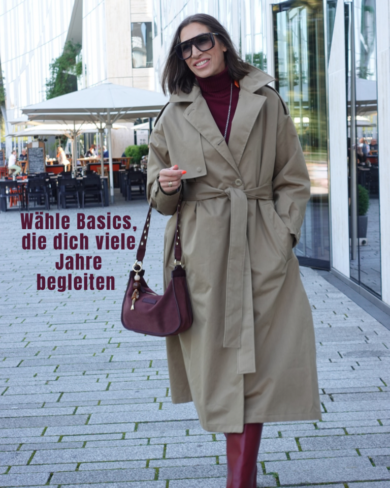 Trenchcoat kombinieren im Alltag – zeitloser Streetstyle mit Basics in Bordeaux und Sand.