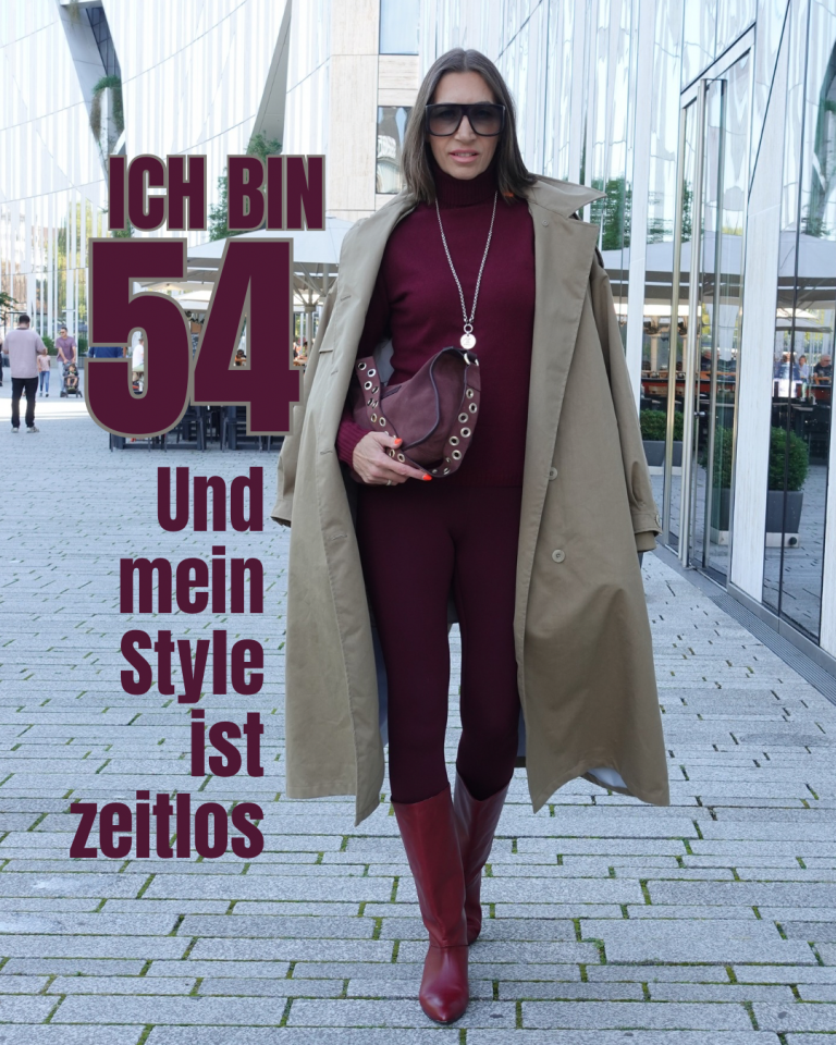 ch bin 54 und mein Style ist zeitlos – Look mit Trenchcoat in Dark Sand und Bordeaux Leggings.