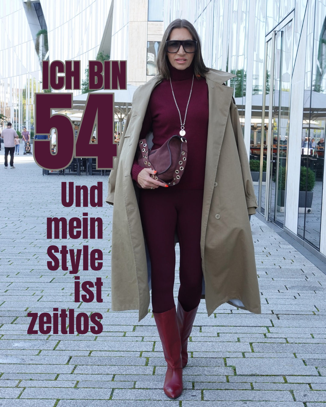 ch bin 54 und mein Style ist zeitlos – Look mit Trenchcoat in Dark Sand und Bordeaux Leggings.