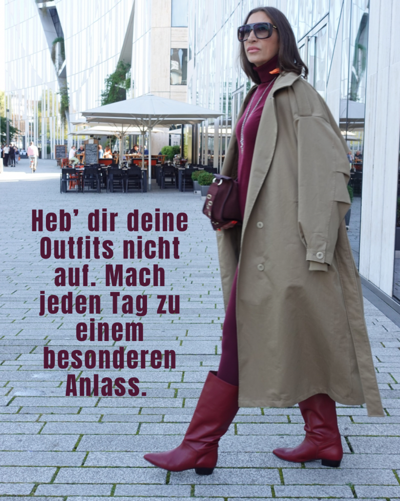 Zeitloser Stil über 50 – klarer Streetstyle mit Trenchcoat und Bordeaux Basics.