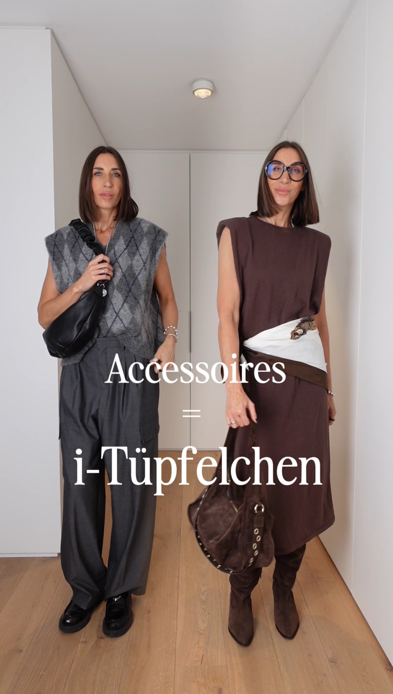 waantje Taube zeigt zwei Outfits mit Accessoires: links Bundfaltenhose, Pullunder mit Argyle-Muster, Loafer und silberne Kette mit Gravur „Der Moment ist jetzt“; rechts braunes Strickkleid mit Seidentuch-Gürtel, langen Suede-Boots und schokofarbener Tasche.