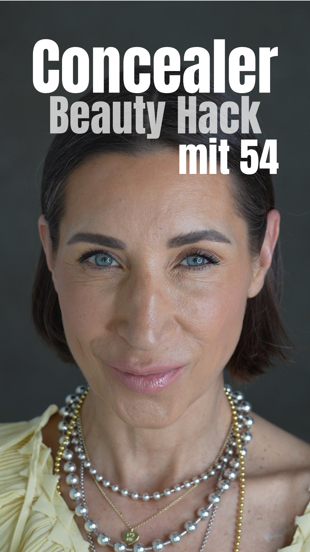 Concealer Beauty Hack 5-Technik – Frau 50+ trägt Concealer für einen frischen Look auf