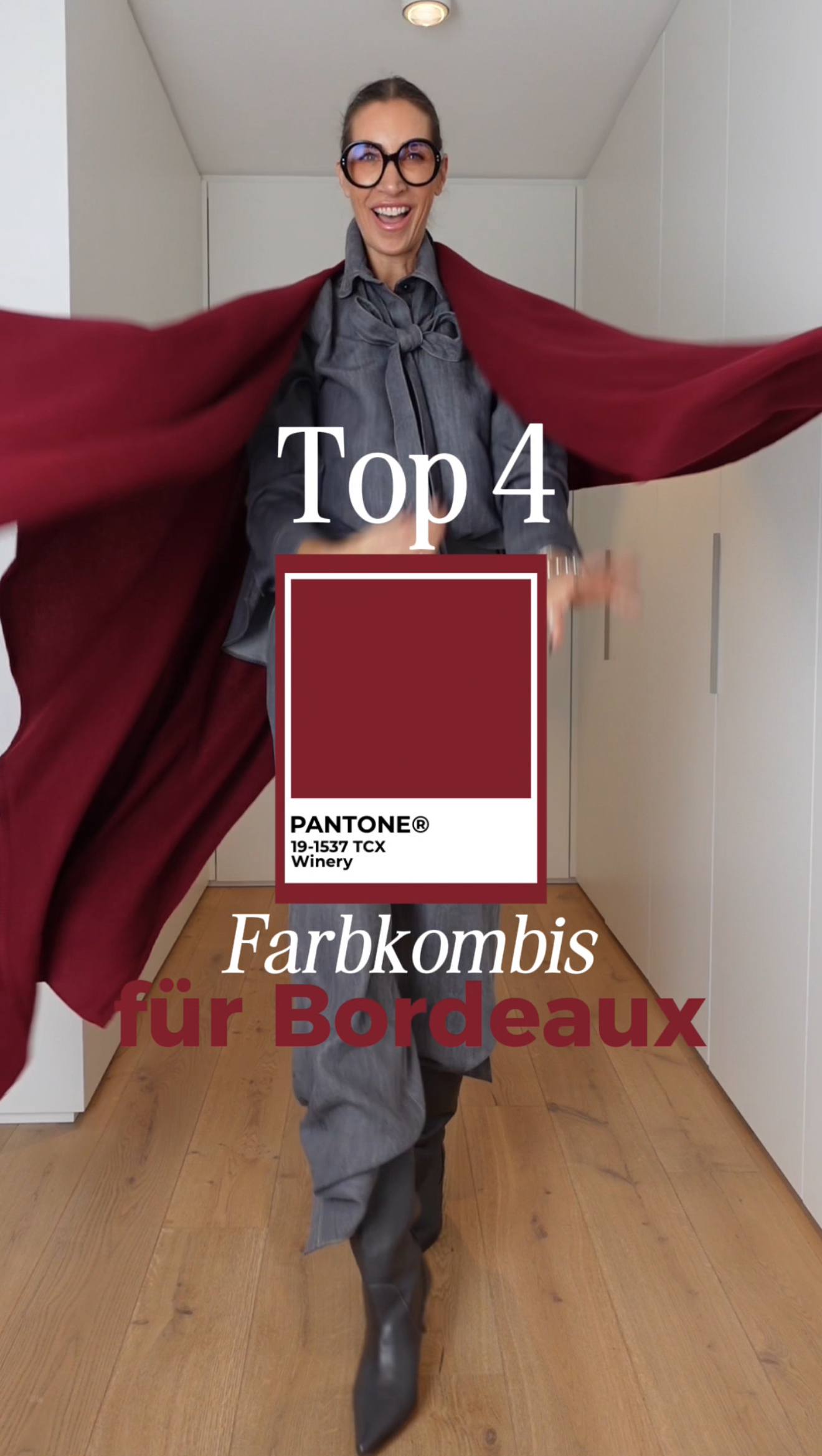 Swaantje Taube trägt Kaschmirponcho, Schal und Mütze in Bordeaux – Ton-in-Ton-Look für Herbst/Winter