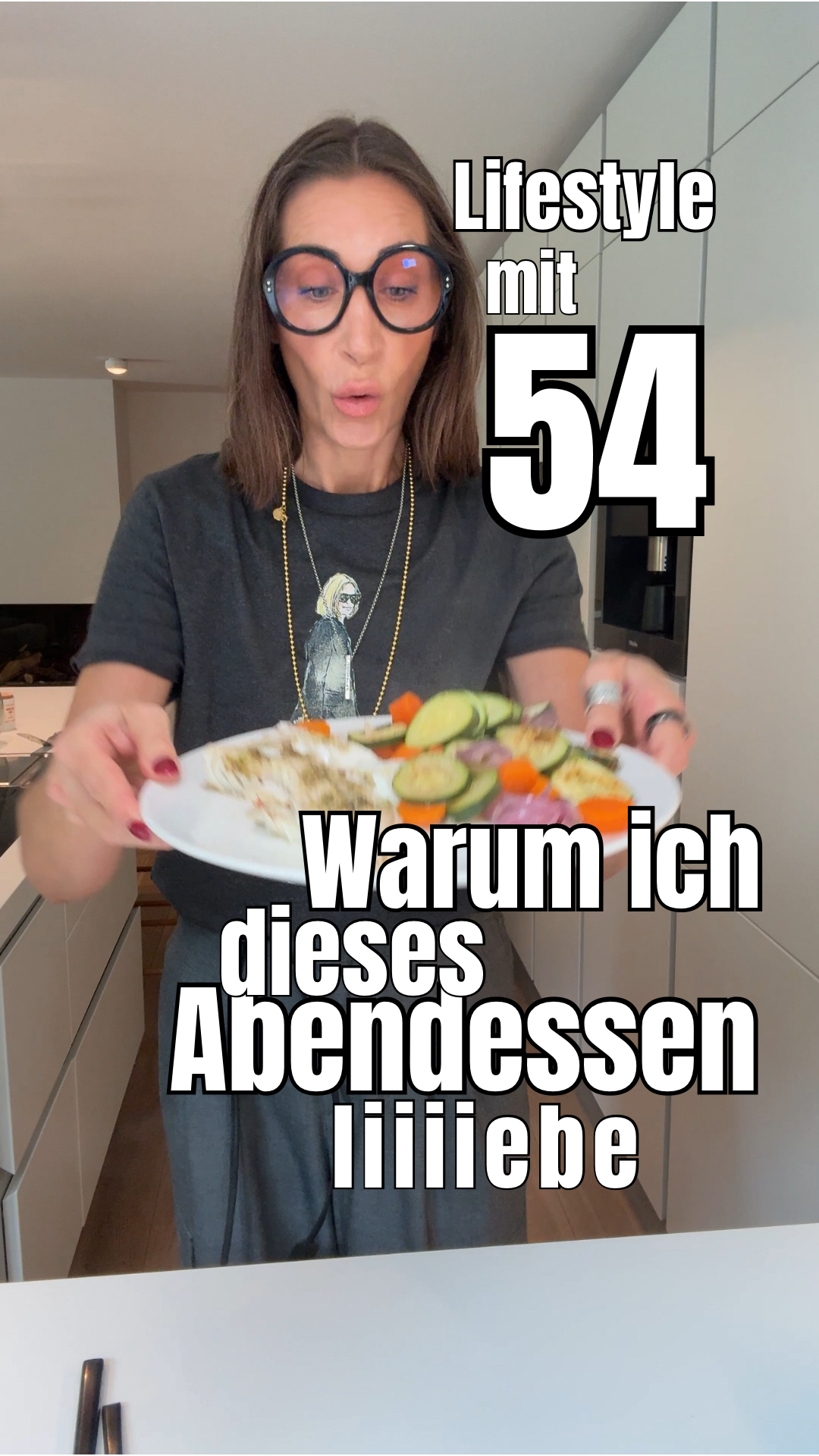 Gedünsteter Fisch mit Gemüse und Hüttenkäse light – leichtes Abendessen für Frauen 50+