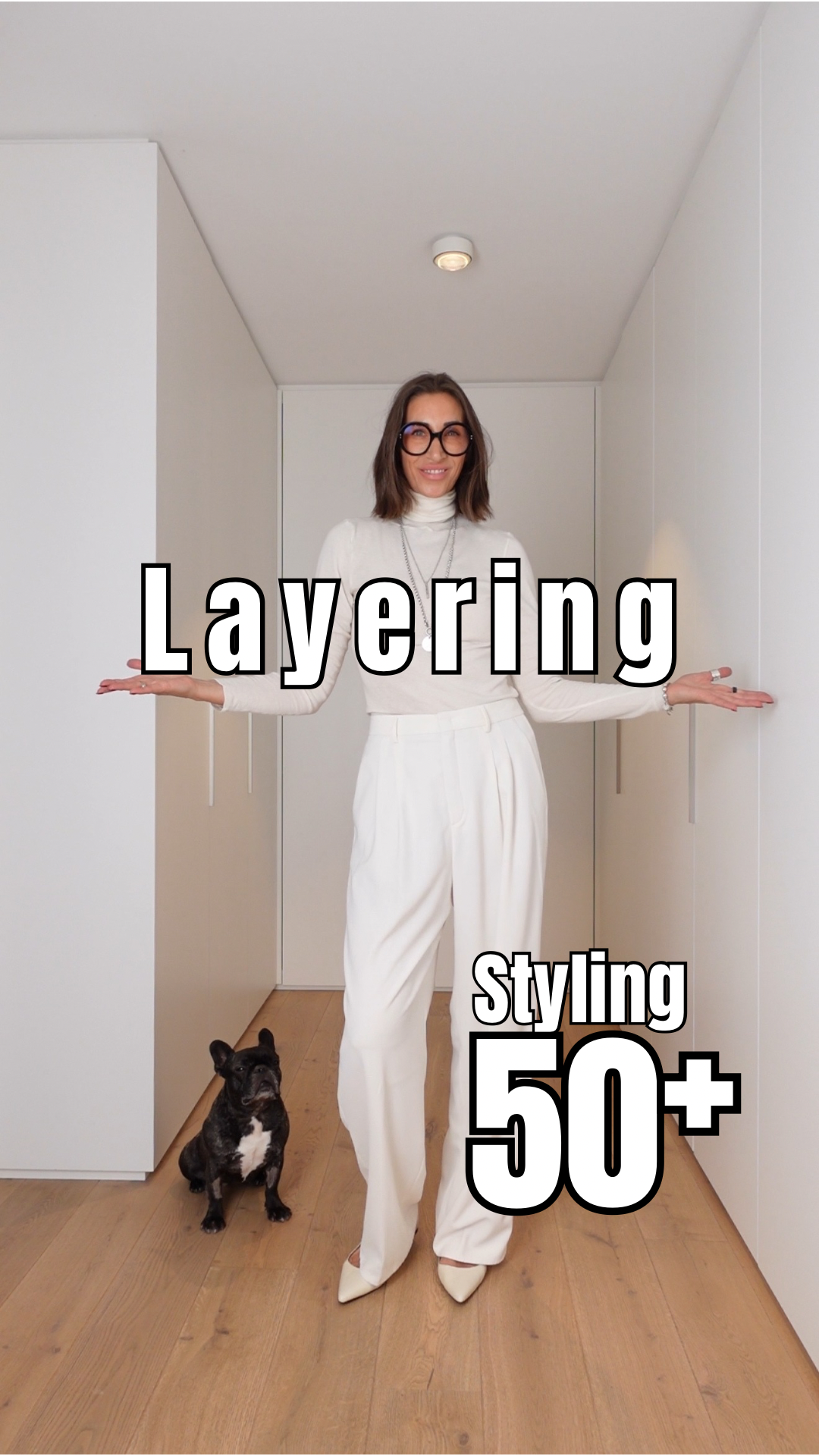 Swaantje Taube zeigt ein Layering-Outfit in Cremetönen mit Mantel über der Schulter
