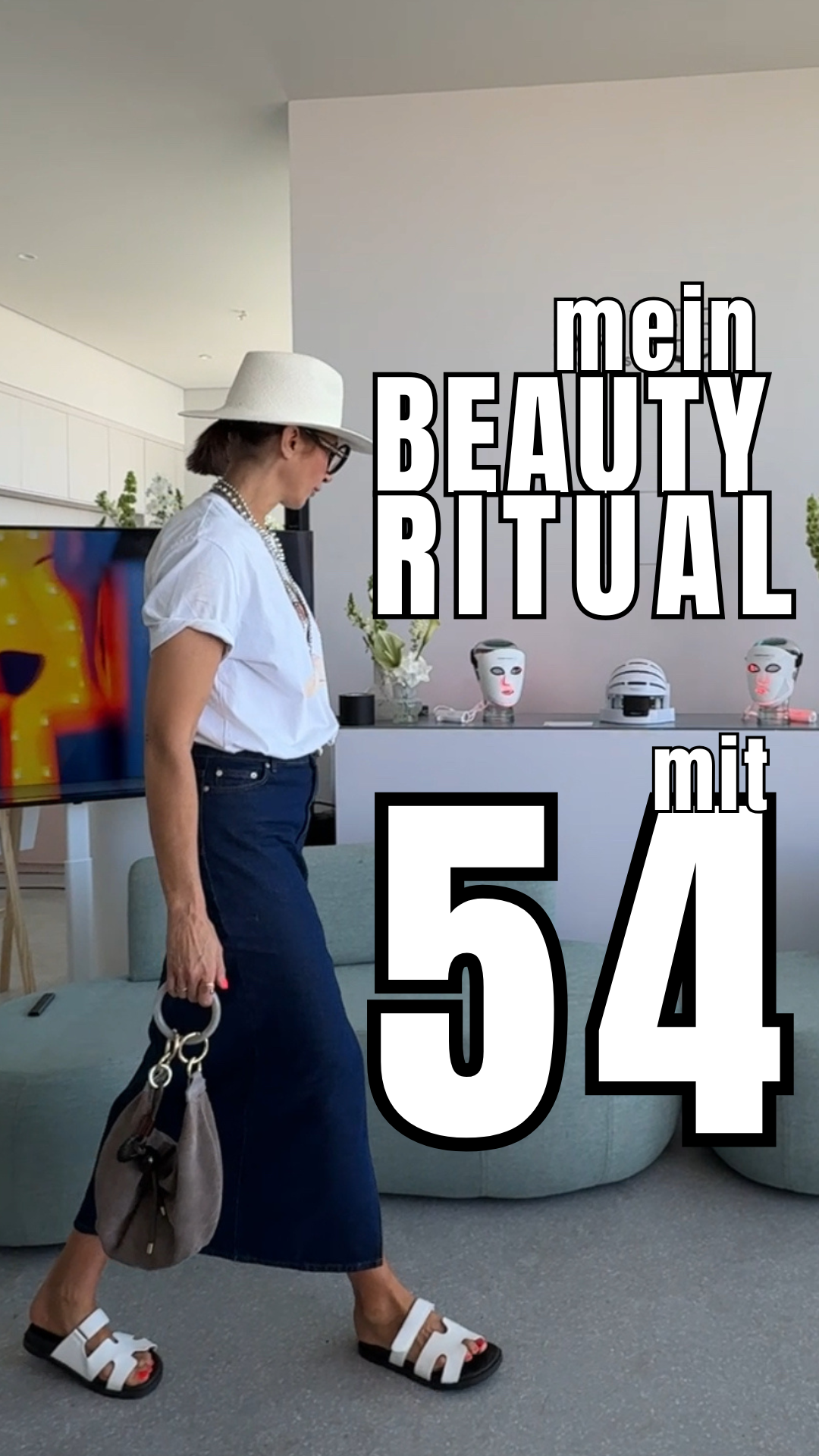 Frau 50+ entspannt mit LED Rotlichtmaske und Beinen an der Wand als Abendritual