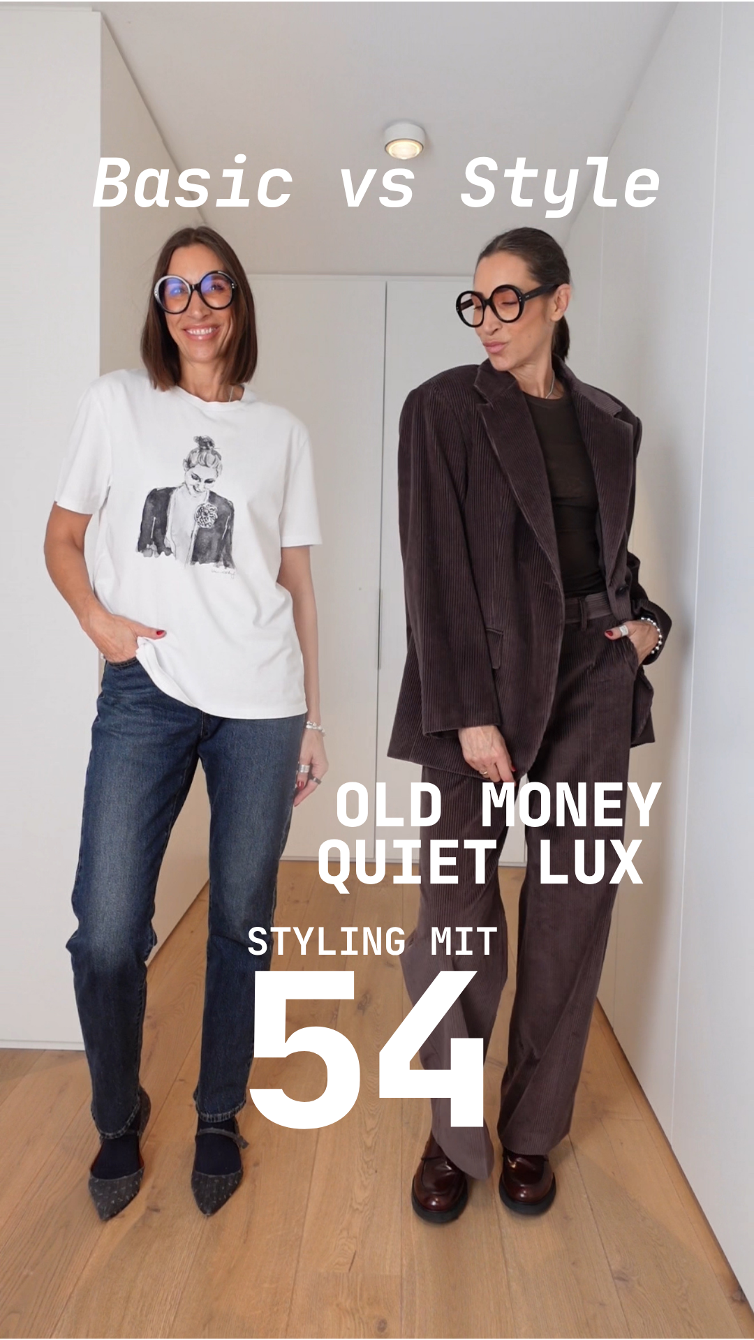 Swaantje Taube zeigt zwei Outfits: links Basic Look mit weißem Shirt, Jeans und Denim-Ballerinas, rechts Quiet Luxury Look mit schokobraunem Kord-Ensemble und Loafern.