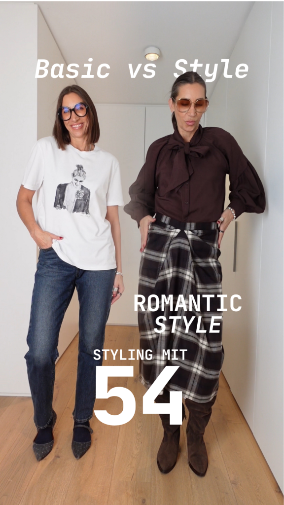 Frau über 50, Swaantje Taube, trägt schokobraune Schluppenbluse und Karo-Rock im Romantic Style Frauen 50+