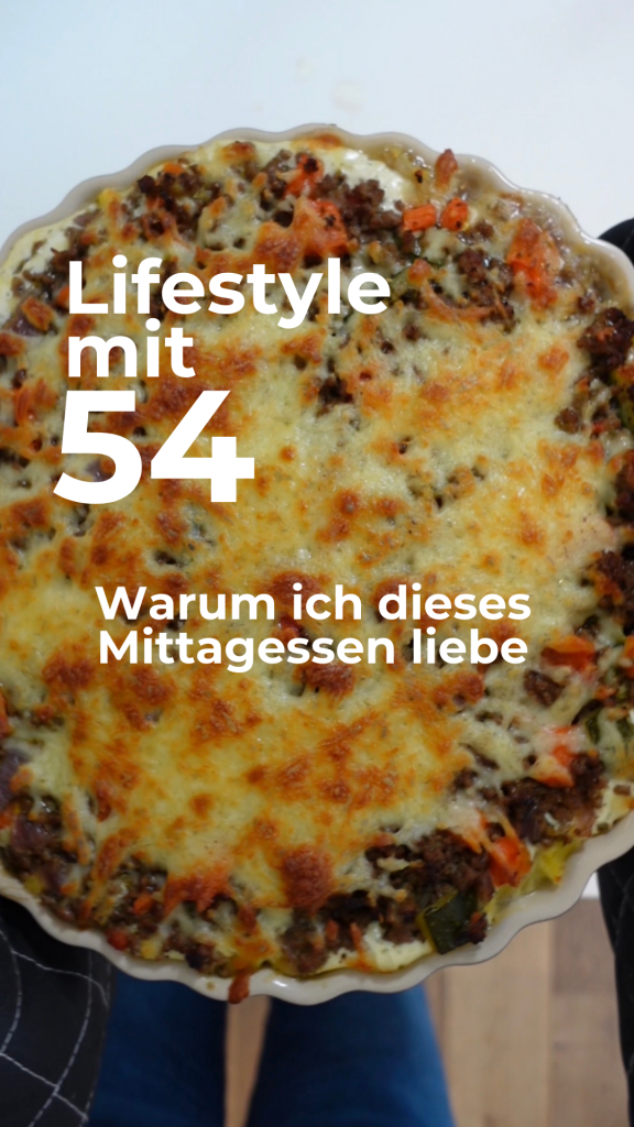 Kartoffelauflauf mit viel Gemüse als herzhaftes Mittagessen