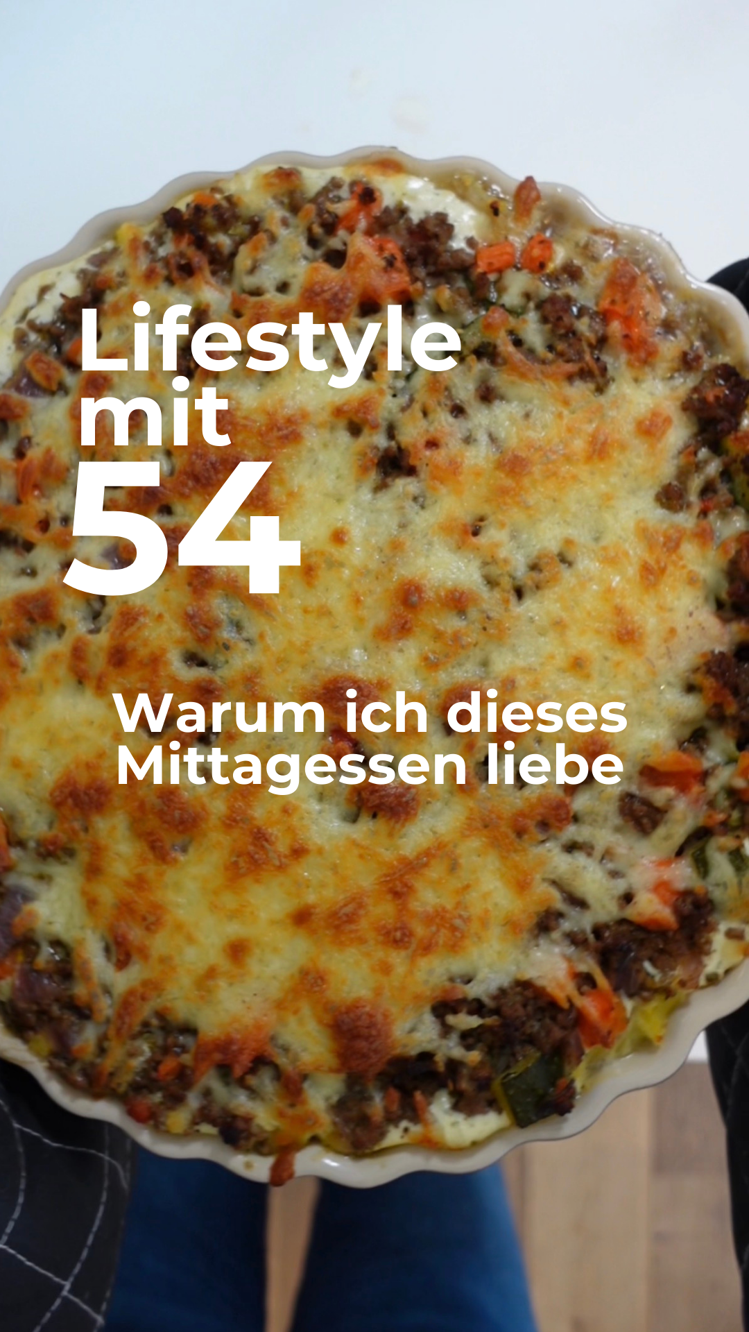 Kartoffelauflauf mit viel Gemüse als herzhaftes Mittagessen