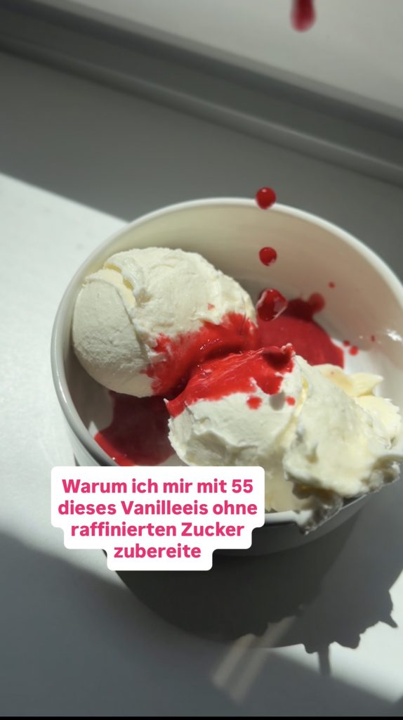 Cremiges Proteineis Vanille ohne Industriezucker als eiweißreiches Dessert für Frauen 50+