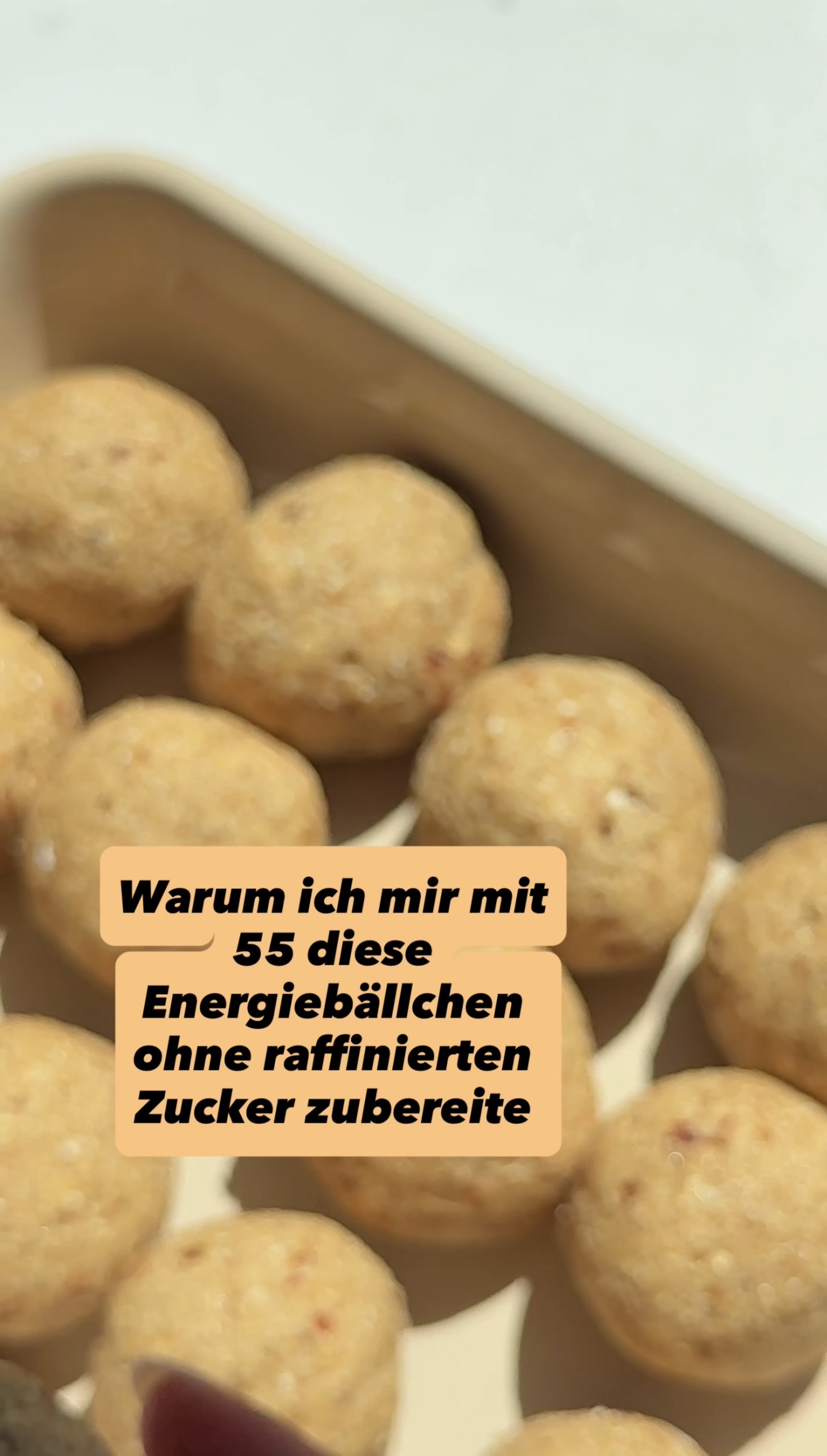 Protein Cookie Dough Bällchen ohne Industriezucker, mit Datteln und Haferflocken, als Snack für Frauen 50+