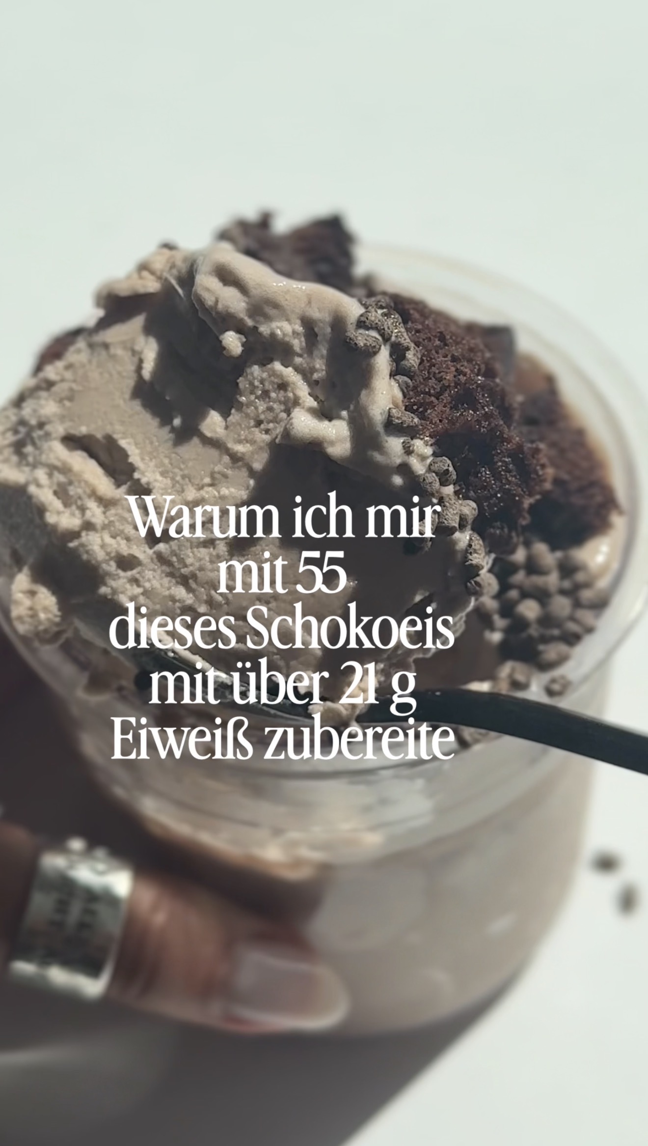 Cremiges Proteineis Schokolade ohne Industriezucker als eiweißreiches Dessert für Frauen 50+